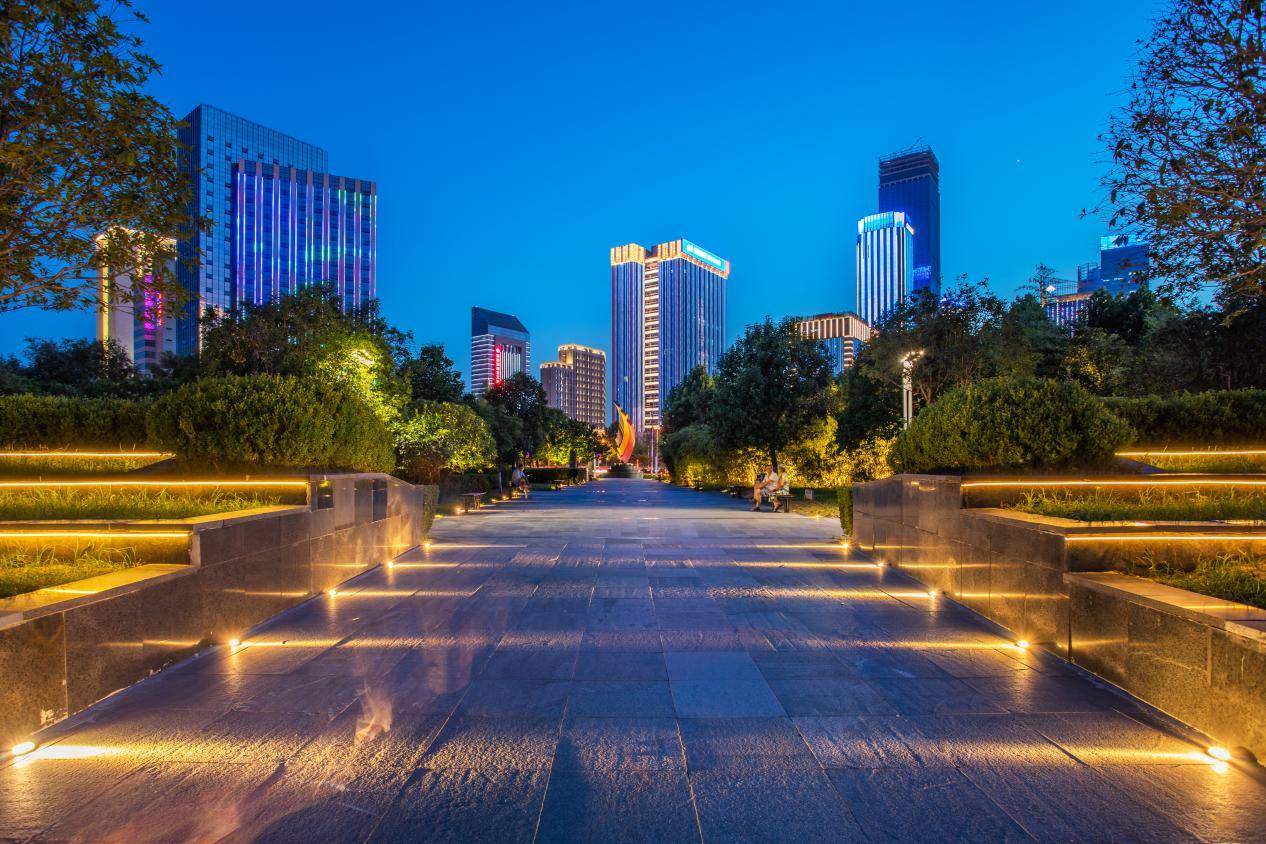 山東濟南夜景照明工程,樓體樓宇亮化工程,LED發光標識工程,夜景景觀照明工程,夜景泛光照明,LED照明,LED發光字工程,亮化工程,LED外露發光字